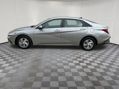 2024 Hyundai ELANTRA SE
