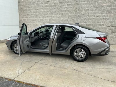 2024 Hyundai ELANTRA SE