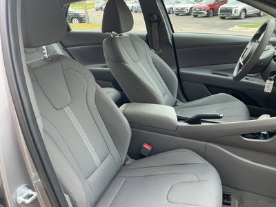 2024 Hyundai ELANTRA SE