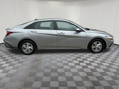 2024 Hyundai ELANTRA SE